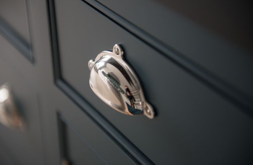 Niklowane zawiasy. Styl i smak: kuchnia dla konesera