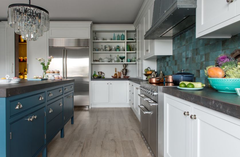 Piekna kolorystyka: chłodna śmietanowa biel na ciągu meblowym oraz ciemny błękit na wyspie.