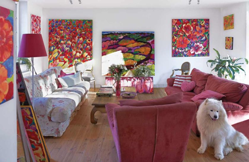 W salonie jest niewiele mebli oraz dekoracji. To obrazy urządziły pokój.