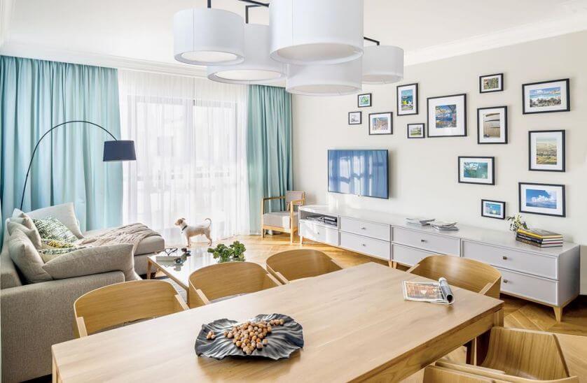 Nie trzeba mieszkać w domu jednorodzinnym, żeby czuć się jak w willi pod miastem. Zobacz wnętrze w stylu nowoczesnej klasyki.