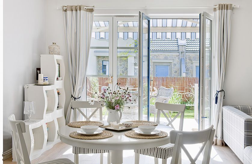 Krzesła z krzyżakami nawiązują do stylu marynistycznego.