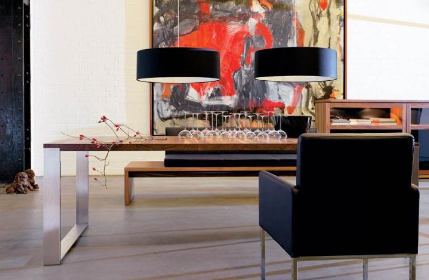 Modne połączenie: chromowane nogi i drewniany blat. ARKA MEBLE