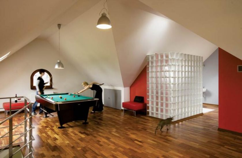 Na poddaszu, w pokoju z bilardem, gospodarze urządzają imprezy. Kiedy zabawa się przedłuża, goście mogą przenocować.