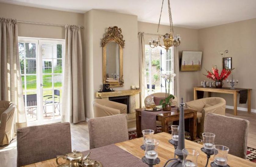 Prostota i barok- takie połączena Ewa lubi najbardziej. Strojne lustro, lekkie fotele z IKEA i naturalne stoły z JYSK.