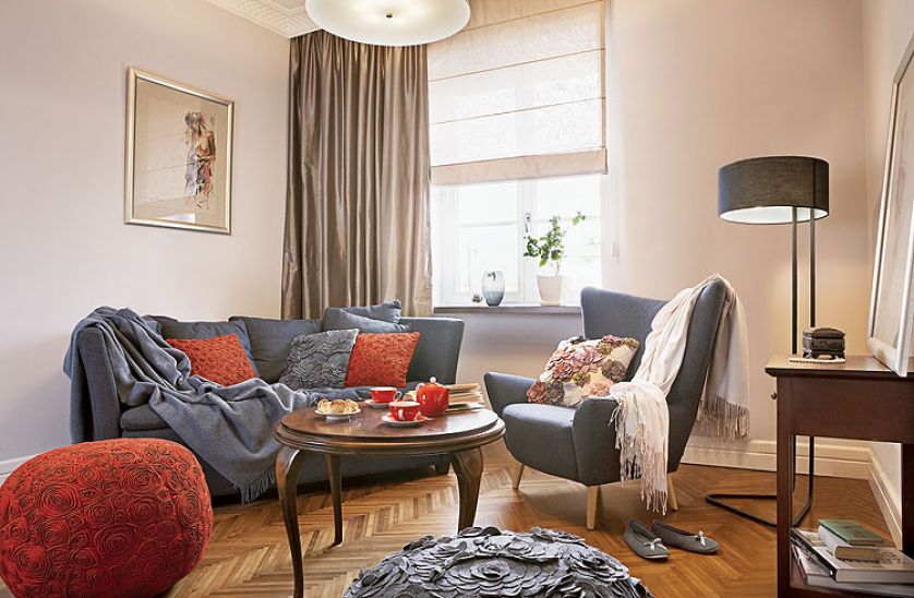 Szary fotel, kwieciste pufy, koce i poduszki - z firmy NAP.