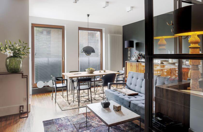 Tyle tu planów, rekwizytów, tajemniczych zwrotów akcji. Mieszkanie ma tylko 60 metrów, a ile się dzieje.