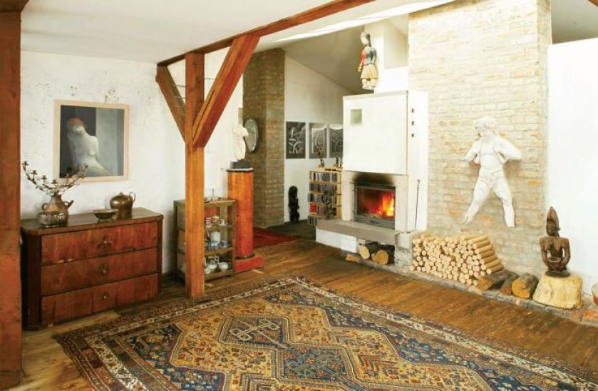 W pobliżu egzotycznej sztuki znalazło sięmiejsce dla młodego Bachusa- zdobi odkrytą przez pożar ceglaną ścianę.