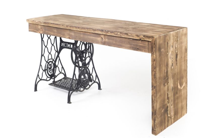 biurko ze starego drewna