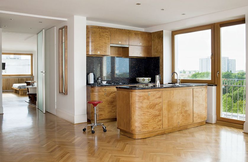 Fornir z tygrysiej brzozy i cętkowany granit.