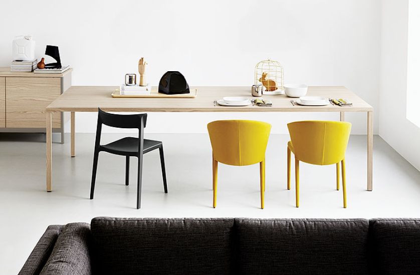 Heron Wood – metalowy, pokryty drewnem, od 11 800 zł. Krzesła: tapicerowane Amelie, 1500 i 2100 zł/szt.,