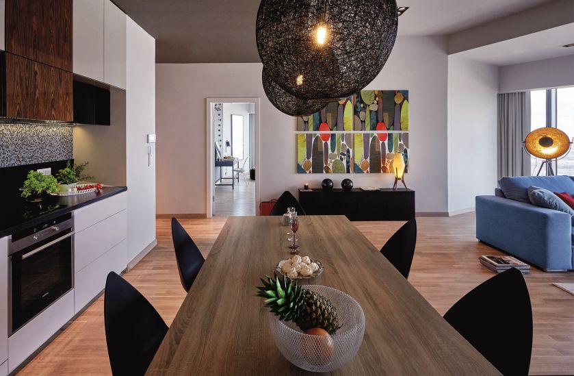 Kuchnia zrobiona z różnych materiałów i faktur ma bardzo graficzny charakter. Obniżony sufit to nawiązanie