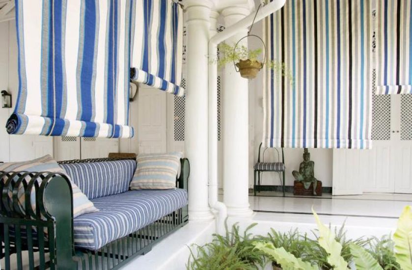 Przed zbyt silnym południowym słońcem ochronią nas rolety w granatowe pasy. Tkanina Nilla firmy Malabar