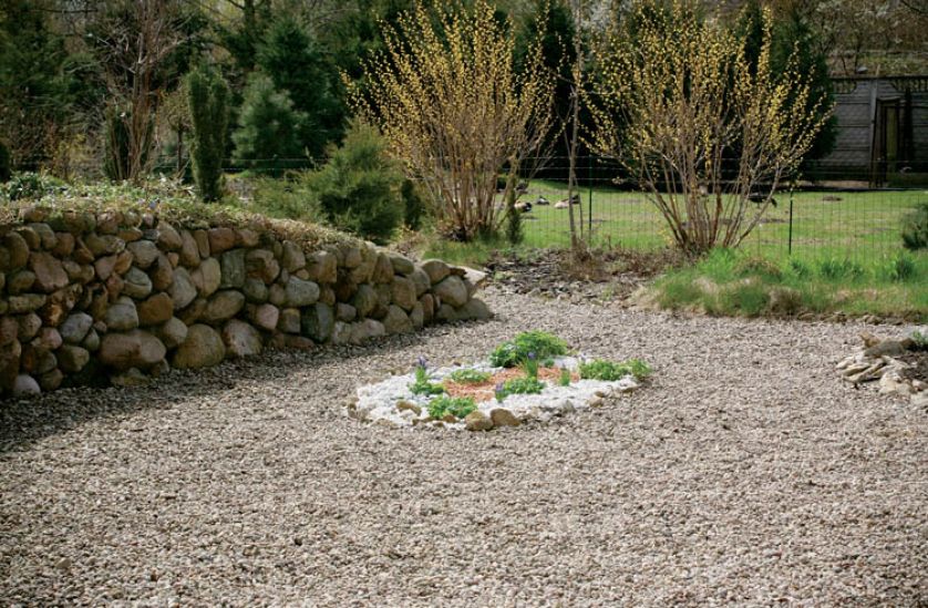 Szerokie alejki powstały na podbudowie żwiru.