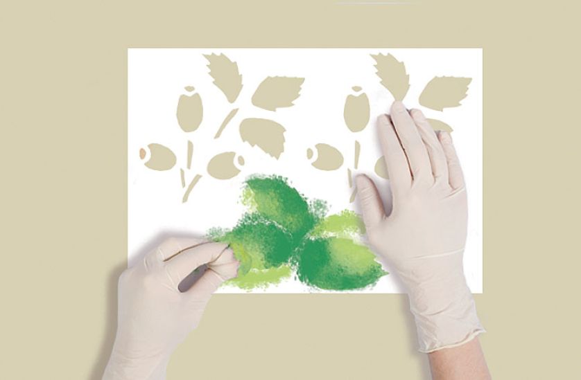 Tamponem umoczonym w farbie wypełniamy kolejne elementy szablonu