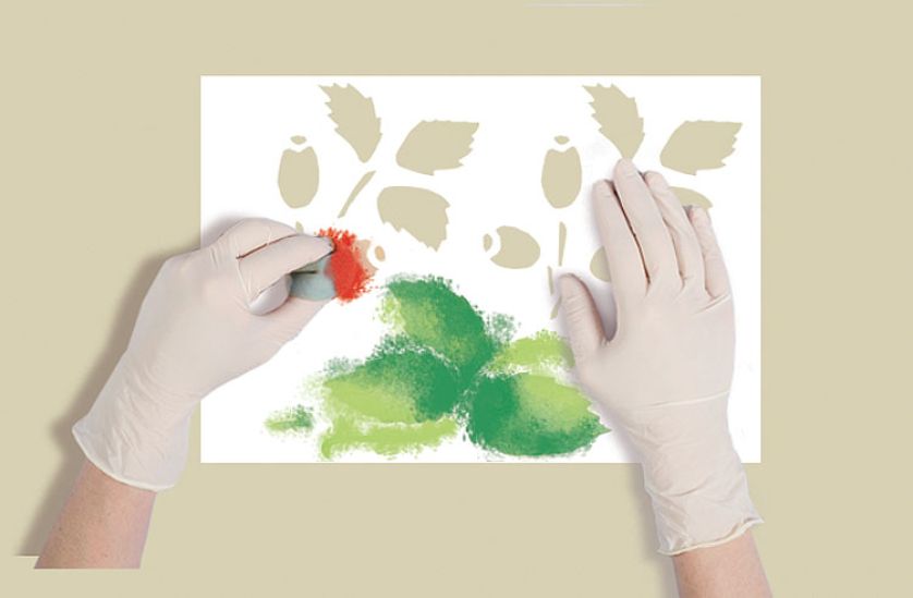 Tamponem umoczonym w farbie wypełniamy kolejne elementy szablonu