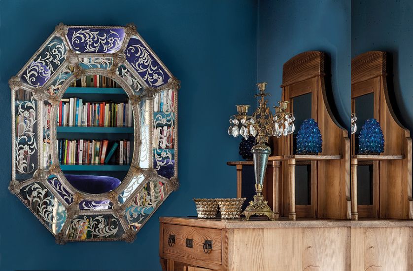 Wszędobylskie weneckie lustra i lampy – każda inna, bo jest i kultowa Midsummer od Torda Boontjego, i prosta, szklana