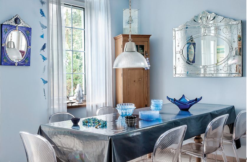 Całe wnętrze powstało z myślą o kolekcji niebieskich filiżanek i deseczek z wzorem cebulowym.