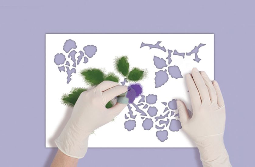 Dokładnie dociśnij szablon do ściany, tak by mokra farba nie wyszła poza linijkę .