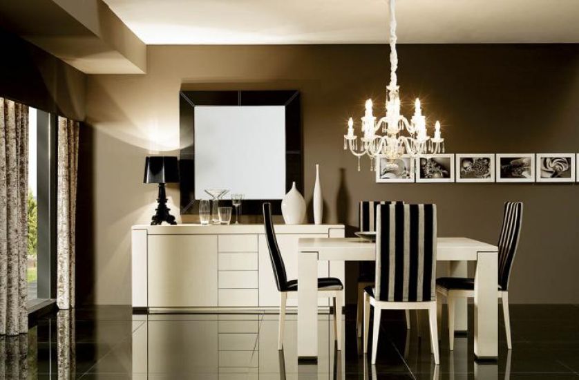 Jadalnię od Mobil Fresno urozmaicają pasiaste krzesła. HEBAN