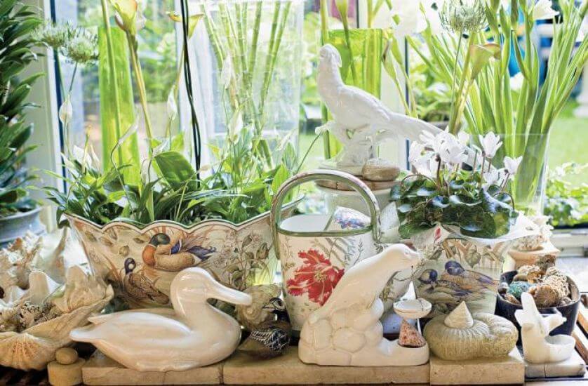 Kolorowe donice i figurki. Domowa scenografia