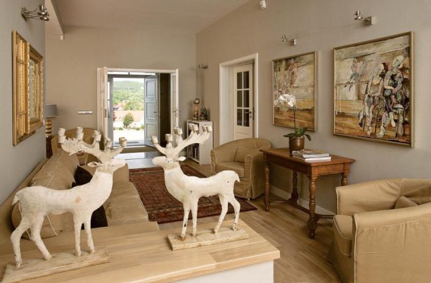 Szeroki hol może pełnić funkcje saloniku.