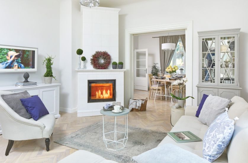biały salon z kominkiem aranżacje
