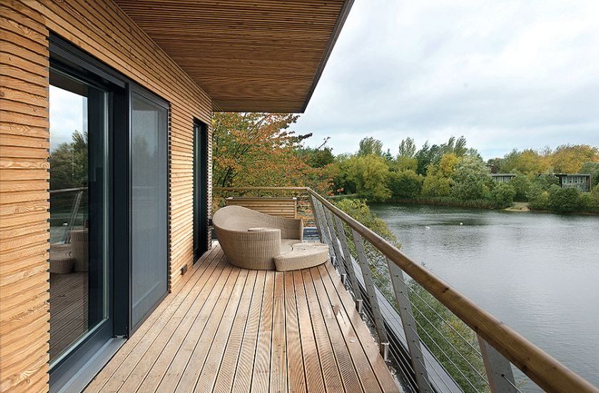 Dom nad jeziorem – szarość ogrzana drewnem