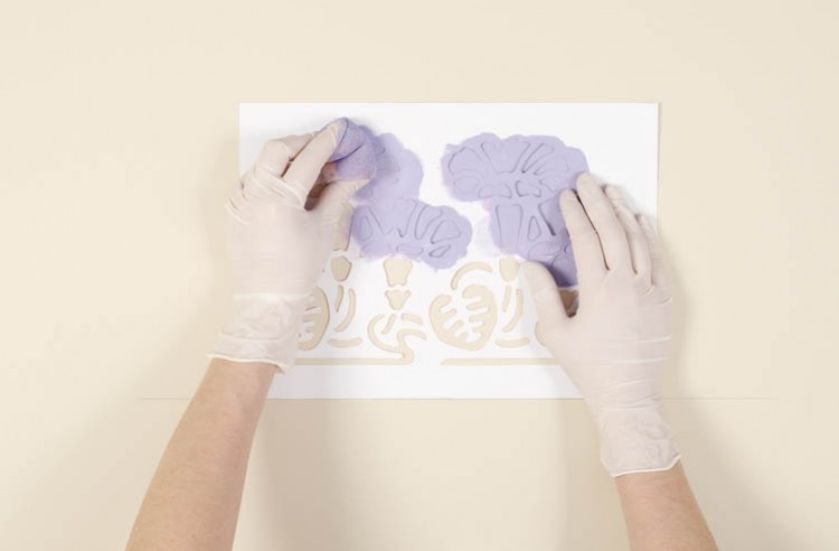 Fioletową farbą namaluj kwiaty. Z wiosną w kąpieli