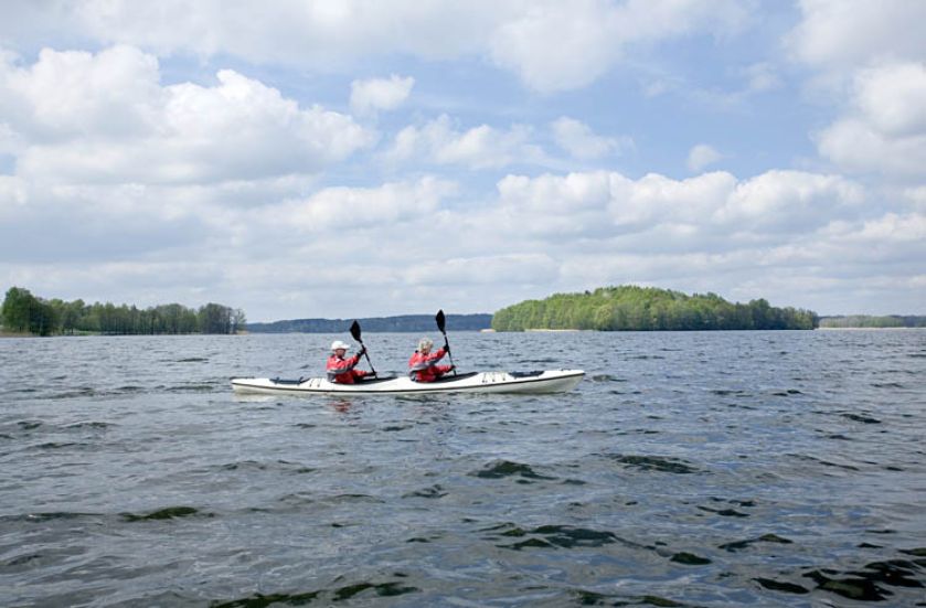 Gospodarze jeżdżą więc konno, pływają na długie dystanse, żeglują w sztormie, wiosłują. A potem oczyszczeni