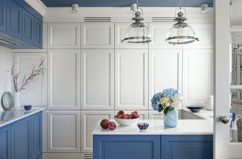 niebieskie szafki w kuchni