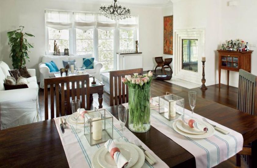 Jadalnia jest otwarta na salon. Orientem urządzone wnętrza