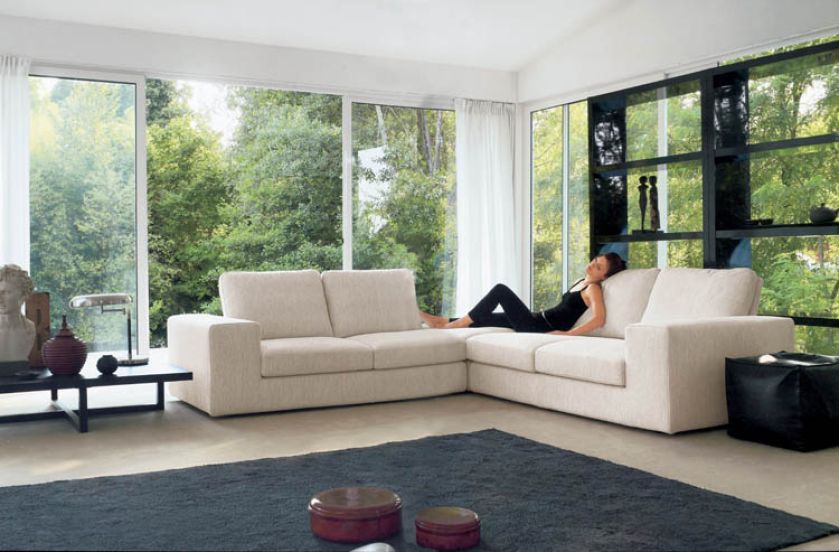 Kanapa z regulowaną głębokością siedzisk - Stella (od 19 000 zł). ALBERTA