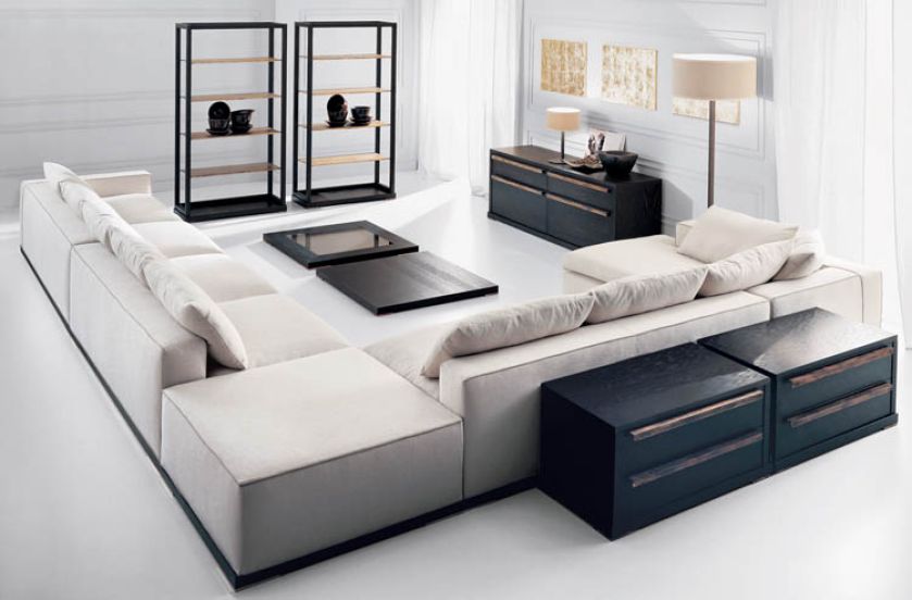 Kanapa z szarej skóry - sofa firmy Ego024 pomieści nawet dziesięć osób. Kosztuje od 5500 zł. GALERIA WNĘTRZ