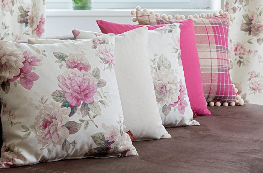 Poszewki Mirella w stylu angielskim kosztują 24,90 zł (45 x 45 cm), Dekoria