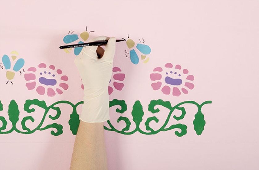 Proponujemy wersję z lekkim przymrużeniem oka – nad każdym kwiatem lata pszczoła.