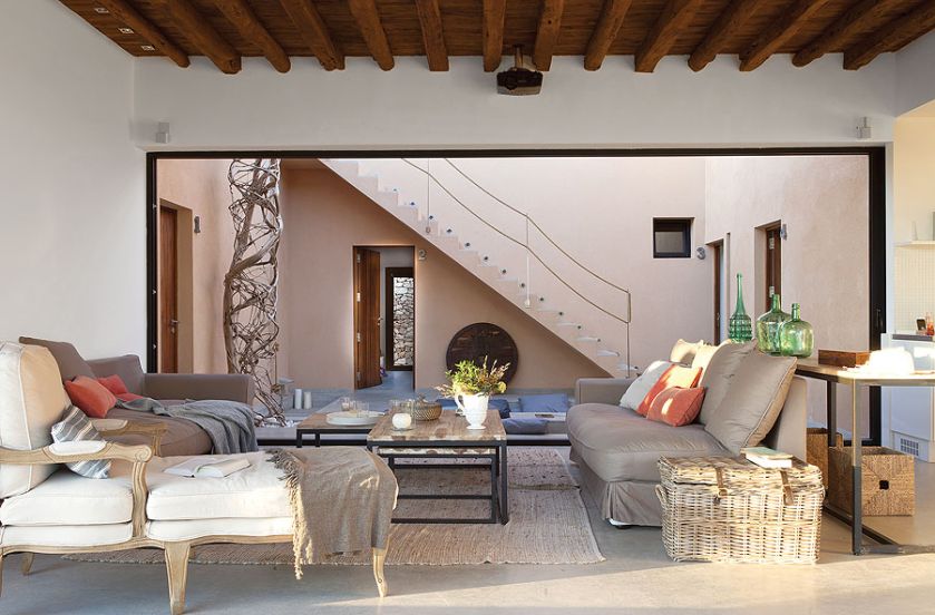 Prosto i schludnie urządzony salon - jest tu dużo światła i przestrzeni.