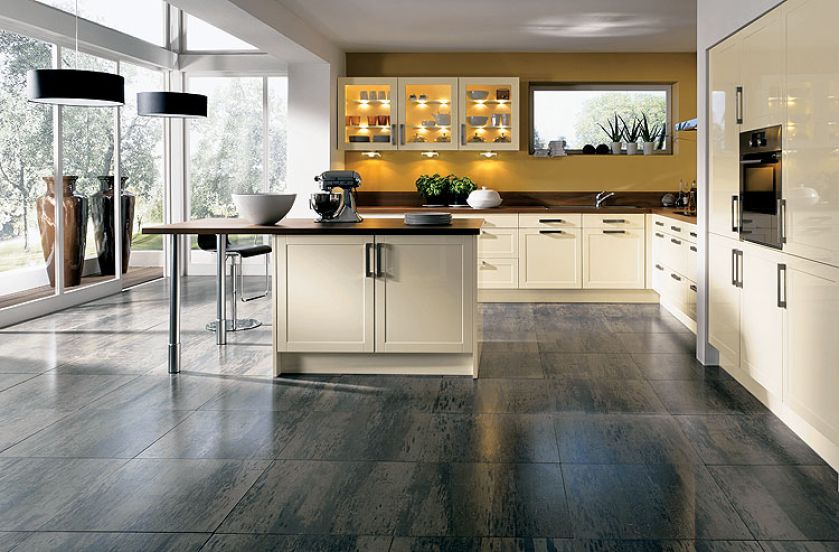 Starannie zaplanowana kuchnia, z mikserem-rzeźbą na pierwszym planie. ALNO