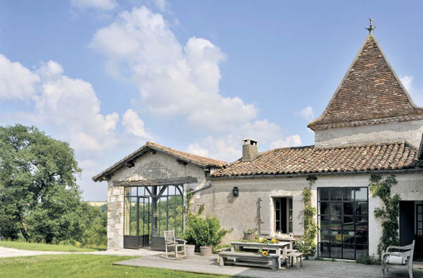 Właścicielka stwierdziła, że ten wiekowy dom ze stodołą i starym gołębnikiem musi zostać taki, jaki był.