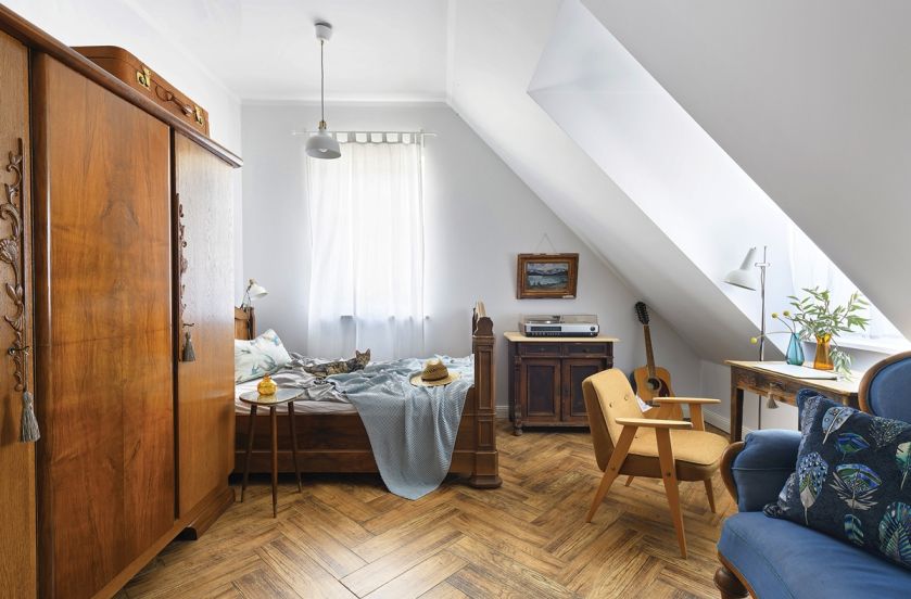 sypialnia urządzona antykami