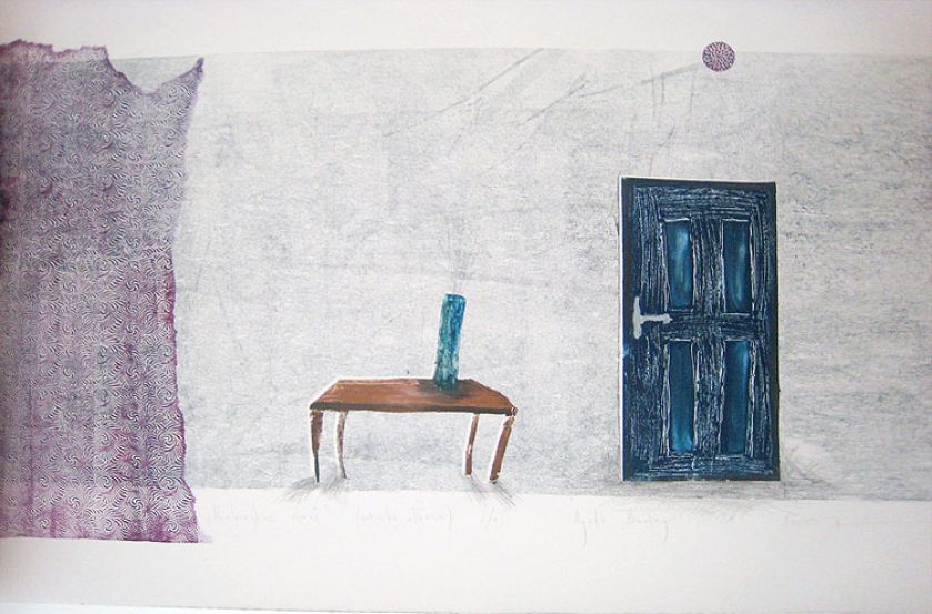 Dom nad jeziorem urządzony w stylu marynistycznym, w bielach i błękitach.