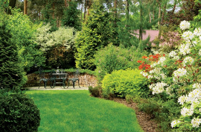 Kącik do dumania wyszedł całkiem przypadkowo. Ściankę ziemianki zrobiono z piaskowca. Przy okazji powstał przy