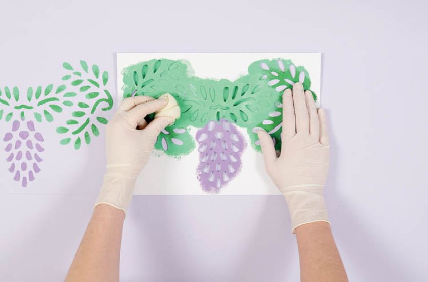 Kiedy szablon przeschnie, można zacząć malować w innym miejscu.