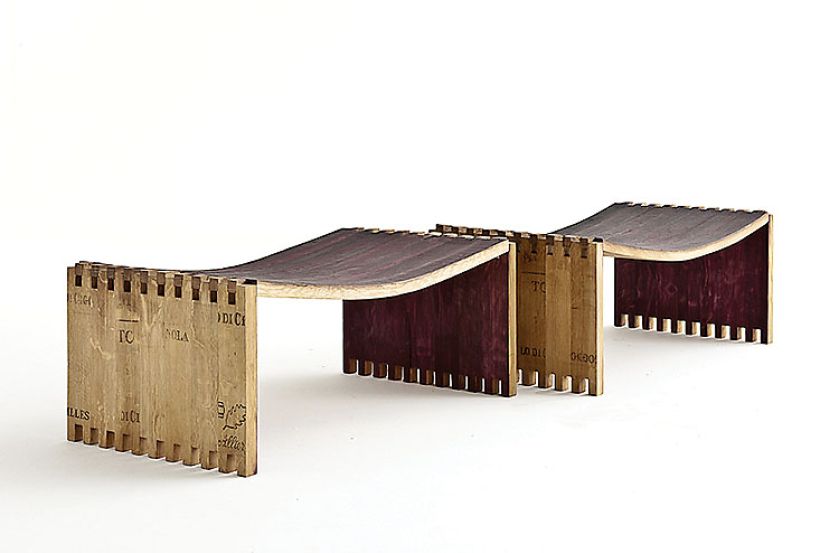 Pomysłowe siedziska z desek, które były beczką do leżakowania wina. SAN PATRIGNANO