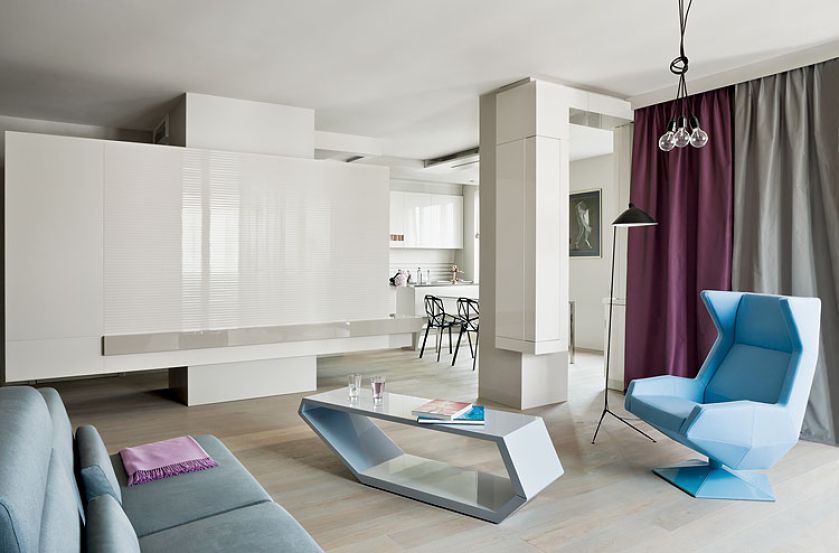 Pomysłowy stolik kawowy, futurystyczny i geometryczny.