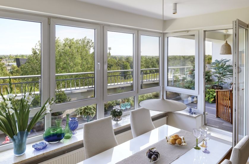 przeszklona ściana w salonie