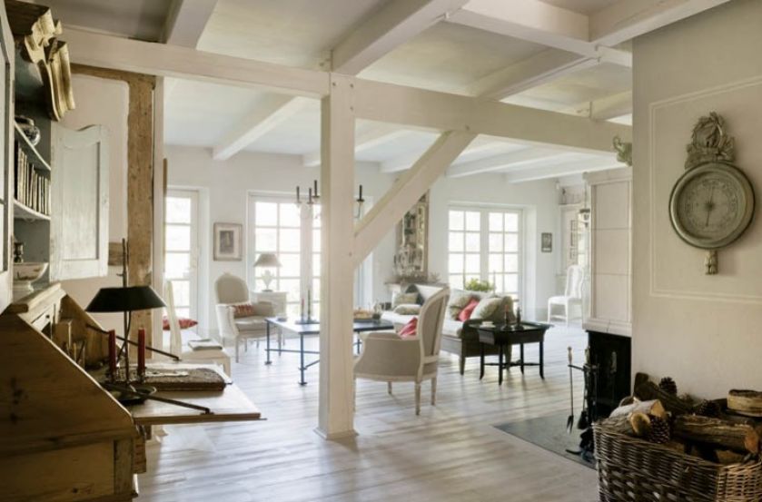 W salonie zamiast kanapy stoi XIX-wieczna malowana ławka.