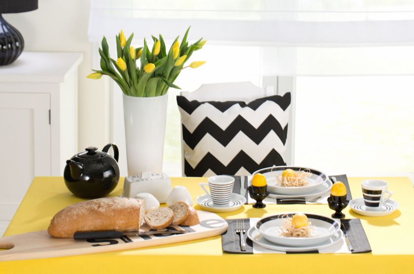 Jak udekorować stół na wielkanocne śniadanie? Radośnie, kolorowo, wiosennie. Oto najpiękniejsze dekoracje na