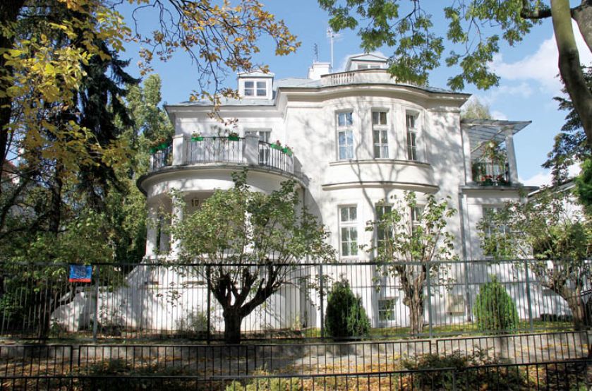 Dom od razu podbił ich serca: wysokie pokoje, absydy z oknami, przez które wpada dużo światła, stary ogród niewidoczny