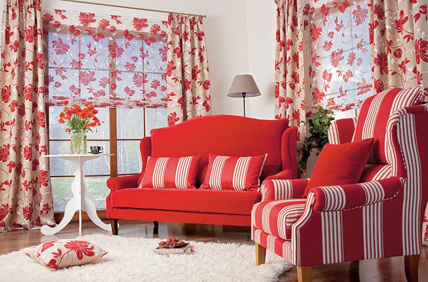 Fotel (kolekcja Miranda) – 1899 zł i sofa (seria Chenille) – 2590 zł robione są ręcznie, mają ruchome oparcie. DEKORIA