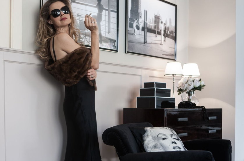 Futra, suknie i koktajle w eleganckich kieliszkach, uwiecznione w teleobiektywie. Chwilo trwaj.